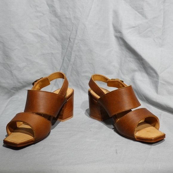ADELANTE SHOE CO. Natural Brown Sandals with Block Heels, size 6 - Picture 8 of 9